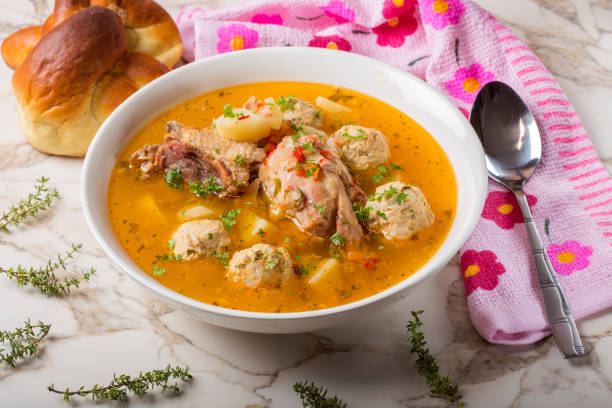 Sopa de albóndigas de pollo